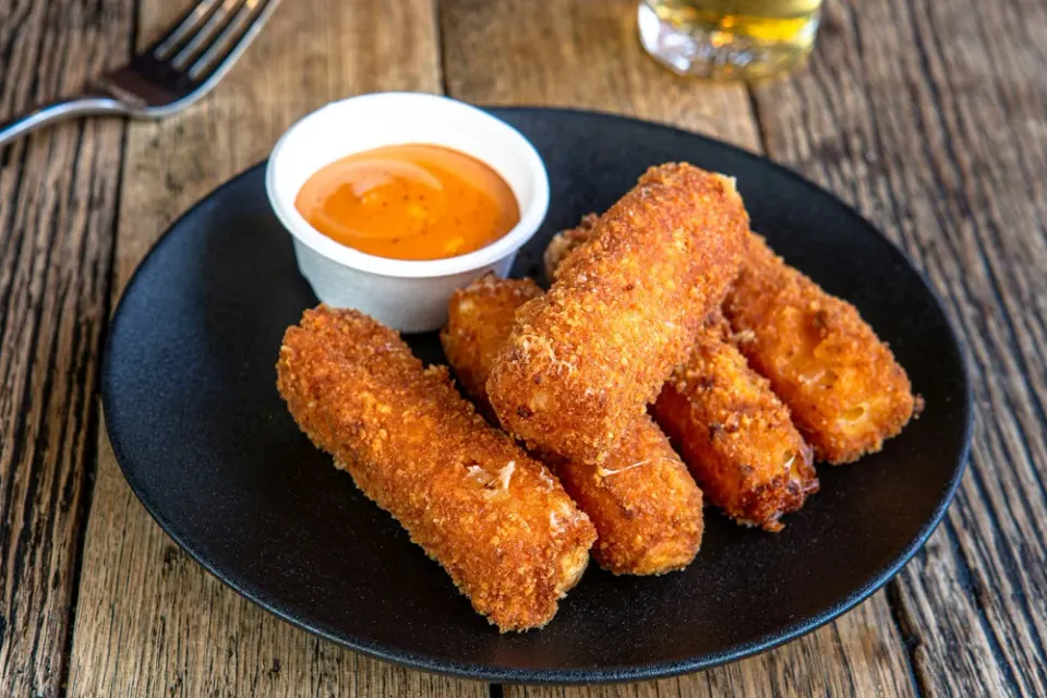 Mozzarella Sticks (8 pcs)